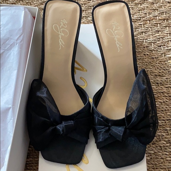 42 Gold Black Savvy Summer Moire Sandal - Picture 4 of 4